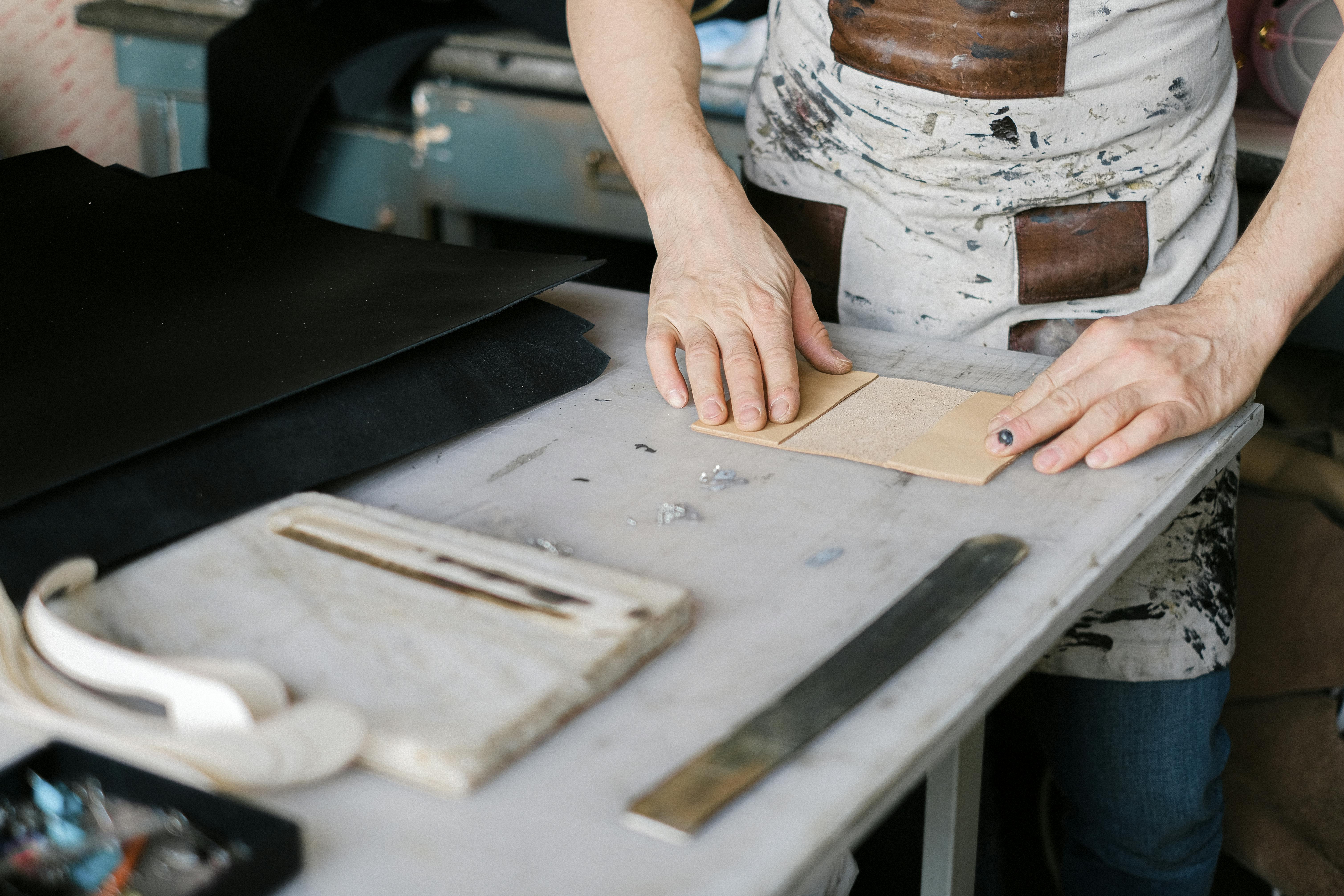 Artisan menuisier dans son atelier